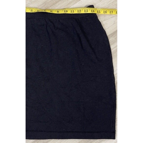 ST. JOHN ELASTIC WAIST KNIT BLACK KNEE LENGHT PULL ON SKIRT. Size: 8 - Picture 4 of 6